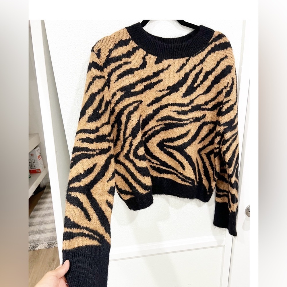 🐯 💖H&M Brown & Black Animal print sweater- small